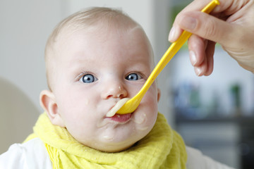 Baby beim Füttern | Babynahrung | Babykost | Adobe RGB
