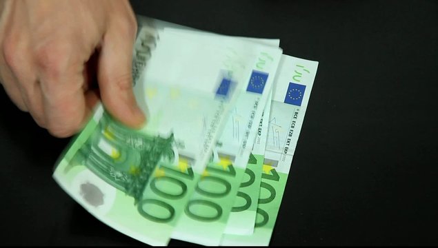 Geldscheine in der Hand