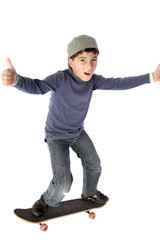 Naklejka premium Junge auf Skateboard