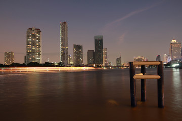 Obraz premium chao phraya river at night