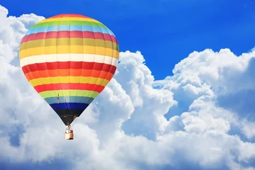 Deurstickers kleurrijke heteluchtballon op mooie bewolkte blauwe hemel © beachboyx10