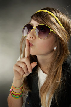 shutt, silence jeune fille avec lunette