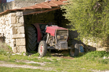 Alter Traktor in der Garage auf einem Bauernhof auf Kreta © ksl