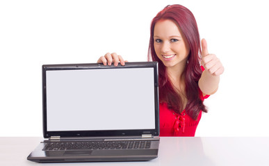 Frau neben Laptop zeigt Daumen hoch