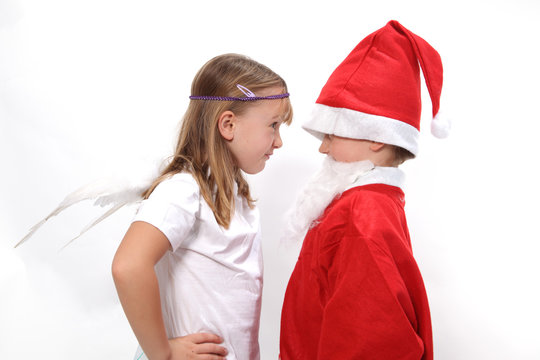 Kind als Engel mit Fl&uuml;geln und Kind als Weihnachtsmann