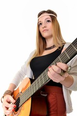 Une belle jeune femme  avec une guitare acoustique