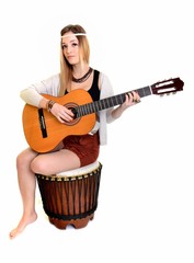 Obraz premium Une belle jeune femme adolescente avec une guitare acoustique