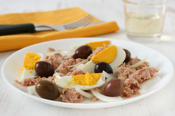 salad with tuna
