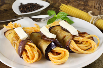 Pasta con involtini di melanzane - Pasta with eggplant rolls