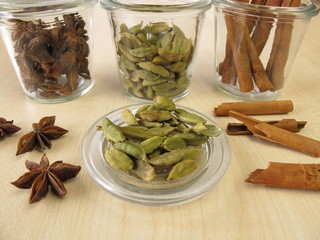 Gewürzgläser mit Kardamom, Zimt und Sternanis