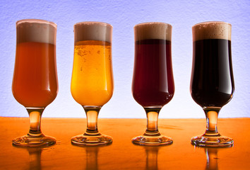 4 (quattro) bicchieri di birre diverse
