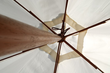 parte centrale di un grosso ombrellone in stoffa bianca