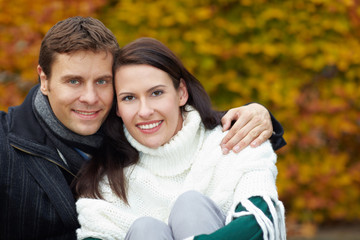 Fototapeta premium Zufriedenes Paar im Herbst