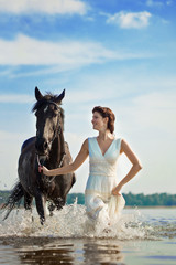 Fototapeta na wymiar Kobieta na koniu przez morze