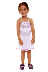 petite fille souriante en robe sur fond blanc