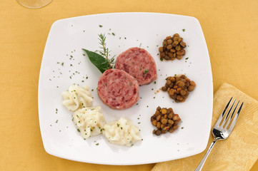 Fette di zampone con purè di patate e lenticchie