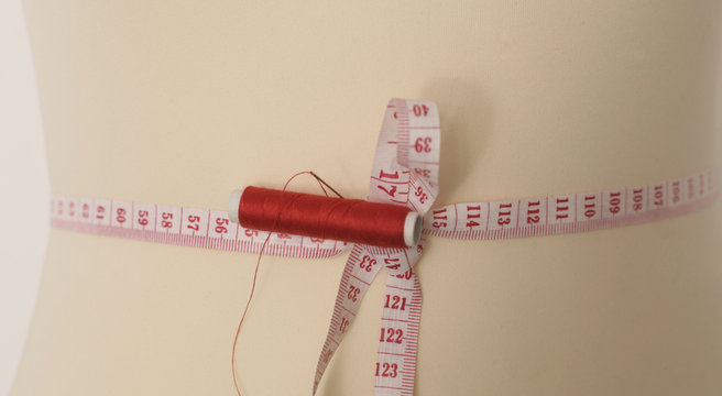 Ma&szlig;band mit Nadel und Faden