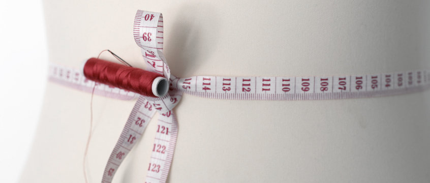 Ma&szlig;band mit Nadel und Faden