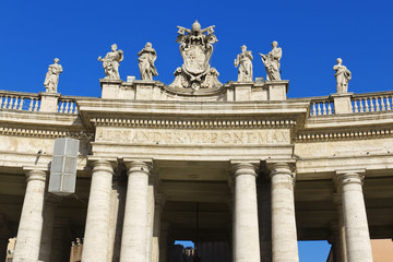 Fototapeta na wymiar Kolumnada Berniniego, Bazylika Świętego Piotra w Watykanie