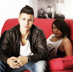 Mann und Frau auf der Couch