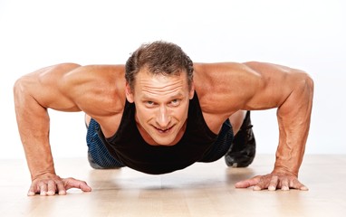 Obraz premium Handsome muscular man doing push-up