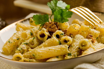 Pasta con Pesto alle Noci - 37426758