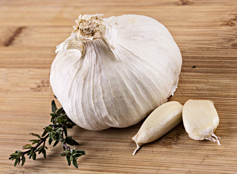 Knoblauch mit Thymianzweig