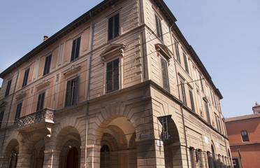 Fototapeta na wymiar Kolumnadą budynek w pięknym mieście w Bolonii we Włoszech
