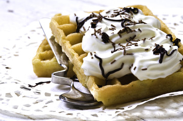 Gofry z bitą śmietaną i polewą czekoladową