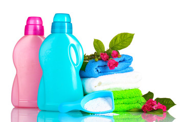 Obraz na płótnie Canvas Detergent w proszku do prania i ręczniki na białym
