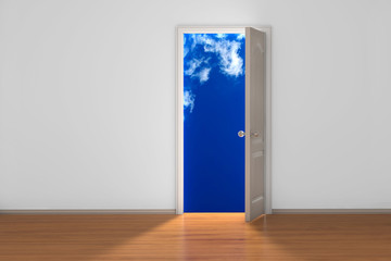 Himmel mit Wolken hinter Tür