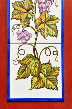 Azulejo con hojas de parra y uvas