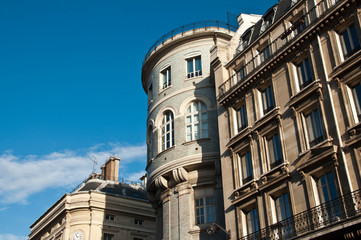 Fototapeta na wymiar rue du Louvre à Paris