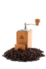Alte Kaffeemühle mit Kaffebohnen