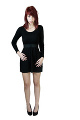 Junge Frau im schwarzen Kleid