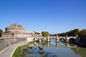 château et pont St Ange, berges du Tibre (Rome Italie)