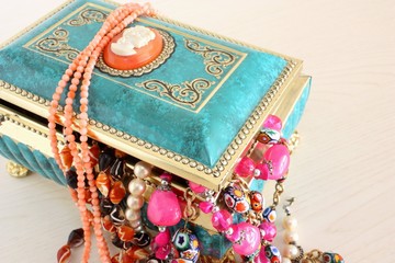 portagioie con collane