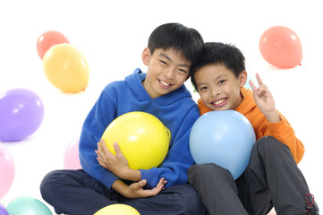 Fototapeta na wymiar Two asian children with colorful balloons