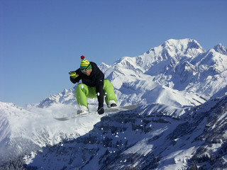 Fototapeta na wymiar snowboarder face au mont blanc