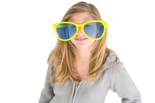 Mädchen mit großer Brille