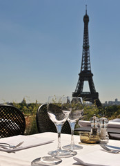 restaurant et Tour Eiffel - obrazy, fototapety, plakaty