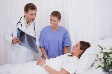 Obraz premium Doctors explaining x-ray to patient