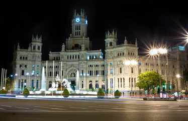 Fototapeta na wymiar Plaza de Cibeles w Madrycie, Hiszpania w nocy. Z Cibeles fountai