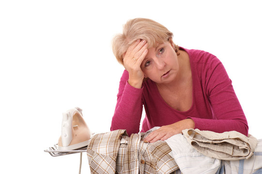 Ersch&ouml;pfte Hausfrau am B&uuml;geltisch..