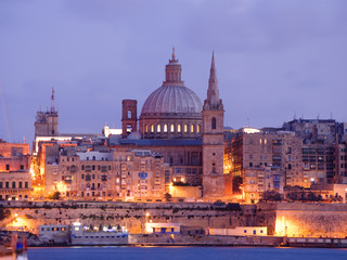 Fototapeta na wymiar Nocny widok z Valletta Na Zmierzchu