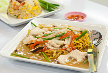 Rat-na,Yellow noodle and pork