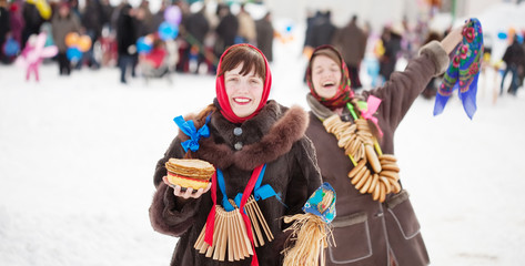 Obraz premium happy girls plays during Shrovetide