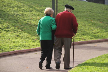 Pareja de ancianos caminando por el parque