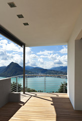 Fototapeta na wymiar balkon z widokiem na jezioro