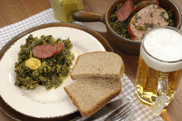 Grünkohl Gericht mit einem Glas Bier